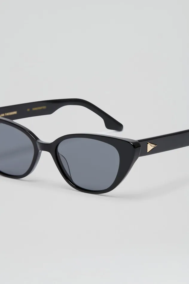 Eyewear ST FELINE OVAL SUNGLASSES BLACK Scanlan Theodore Women Eyewear ST FELINE OVAL SUNGLASSES BLACK Scanlan Theodore Women