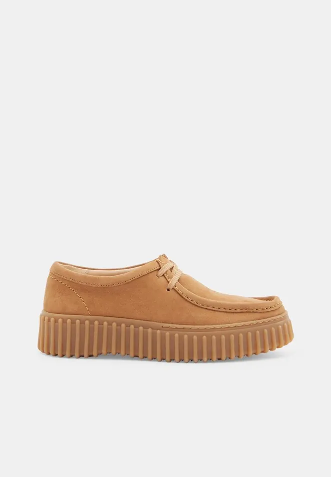 Hush Flats Women Clarks Torhill Bee Nubuck Moccasins Light Tan