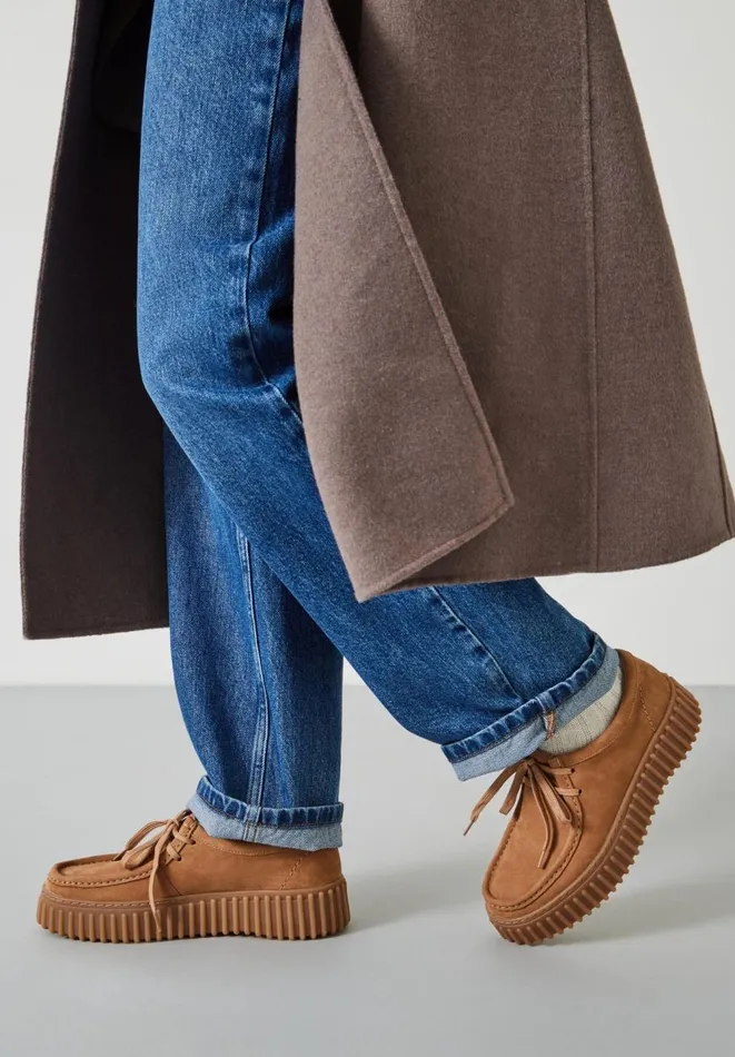 Hush Flats Women Clarks Torhill Bee Nubuck Moccasins Light Tan