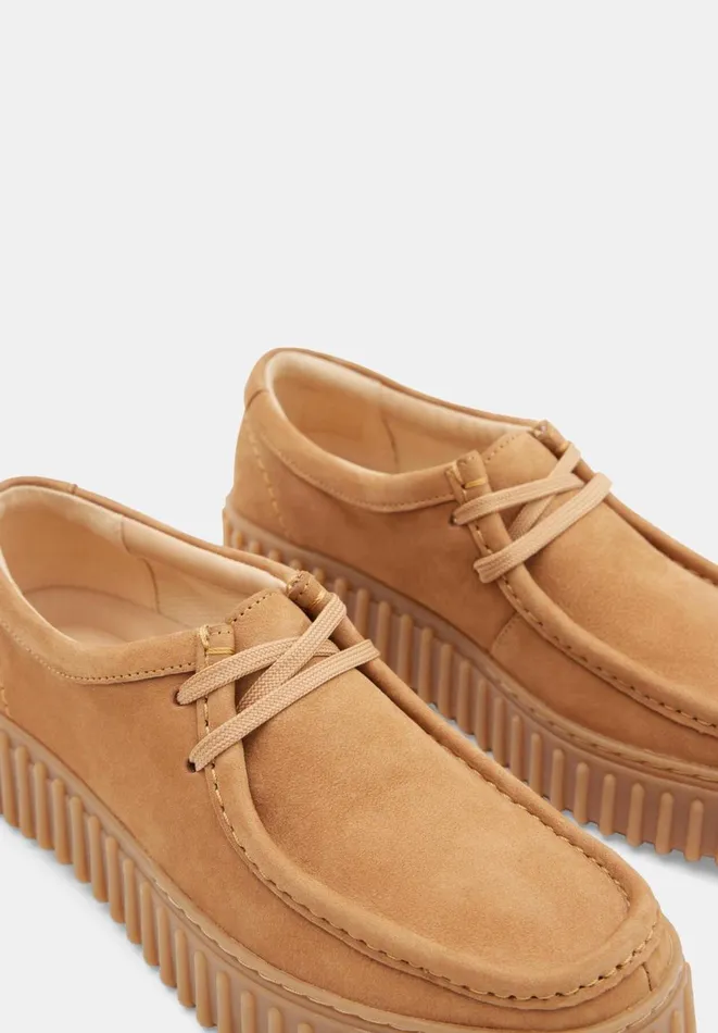 Hush Flats Women Clarks Torhill Bee Nubuck Moccasins Light Tan