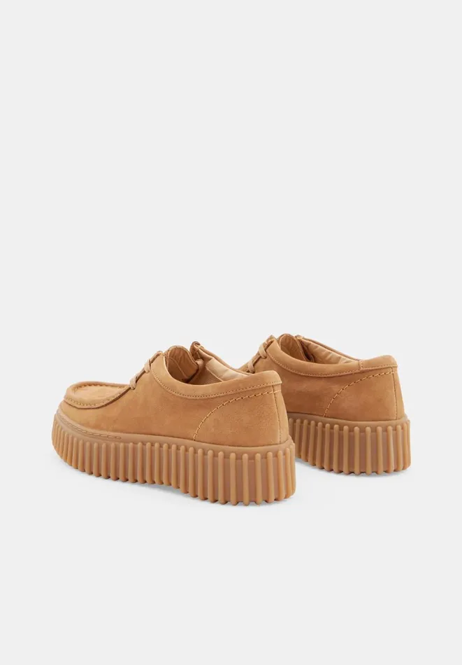 Hush Flats Women Clarks Torhill Bee Nubuck Moccasins Light Tan