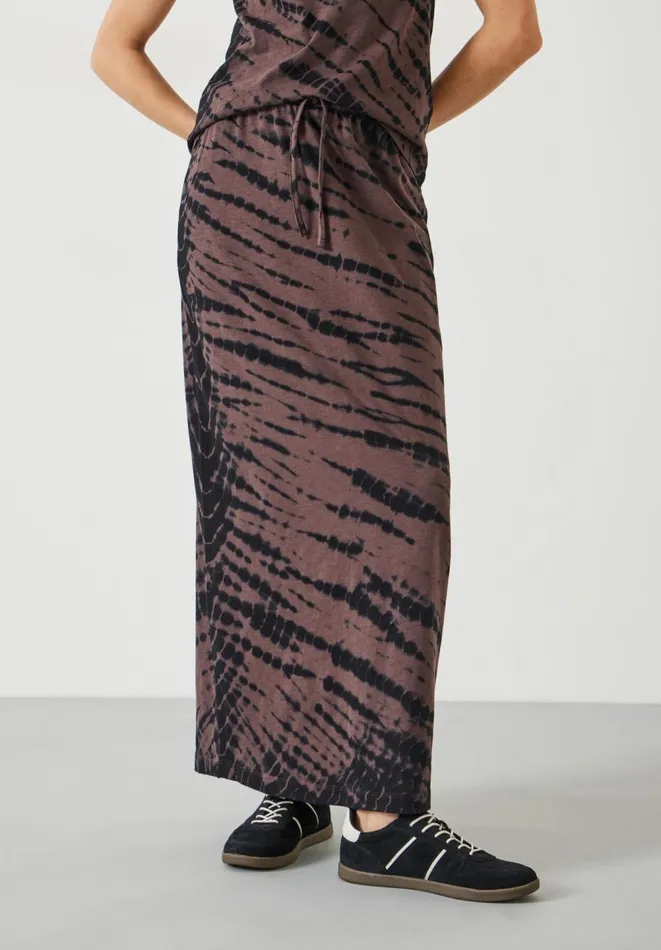 Hush Skirts Women Zeena Cotton Printed Maxi Skirt Diagonal Tie Dye Dark Brown Hush Skirts Women Zeena Cotton Printed Maxi Skirt Diagonal Tie Dye Dark Brown