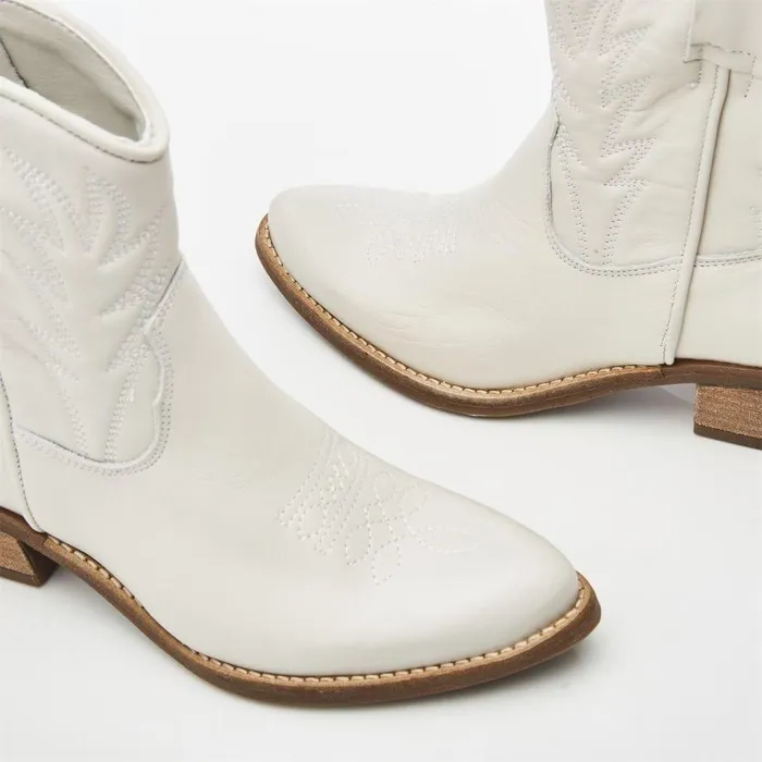 Women Moda In Pelle White Boots Bettsie Off White Leather